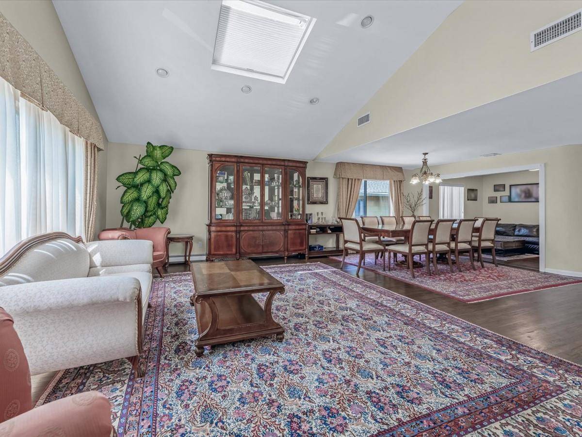 Great Neck, NY 11021,23 Genevieve PL