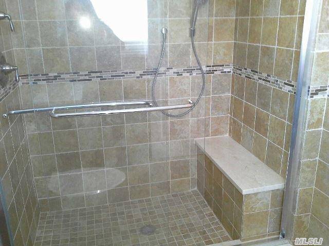 Plainview, NY 11803,11 Charlotte PL