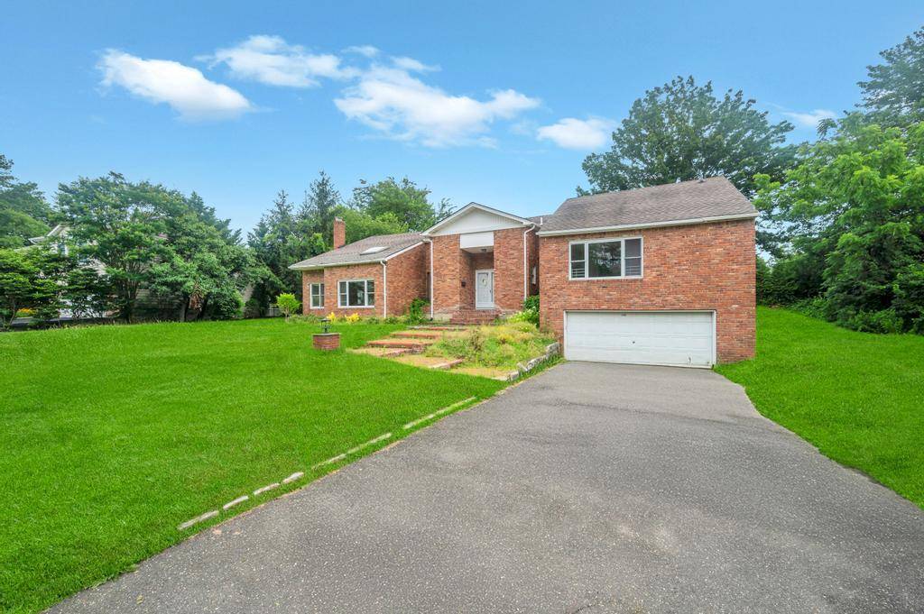 Roslyn, NY 11576,106 Woods DR