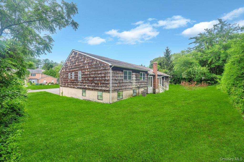 Roslyn, NY 11576,106 Woods DR