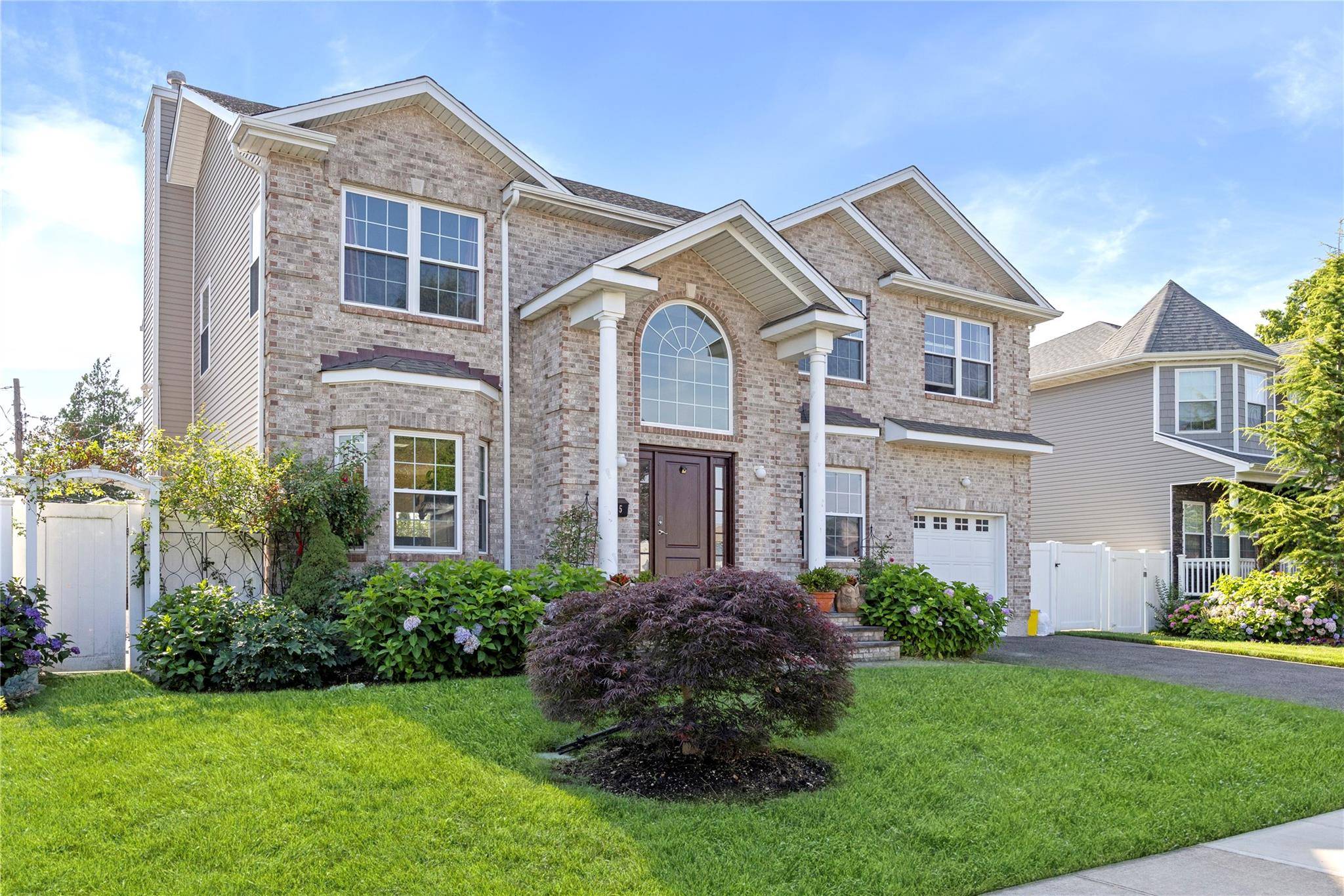 Syosset, NY 11791,15 Southwood CIR