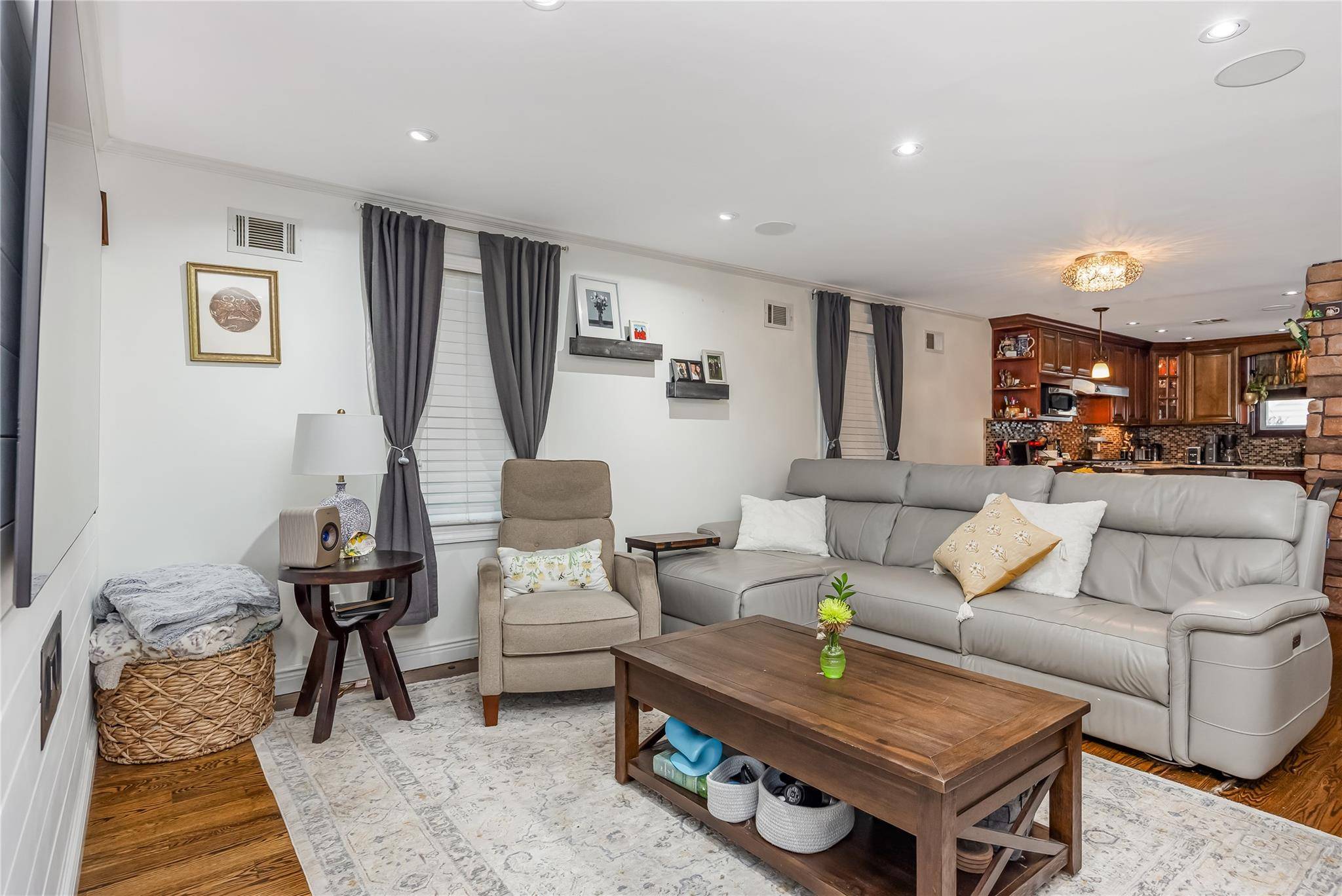 Cedarhurst, NY 11516,487 Court AVE