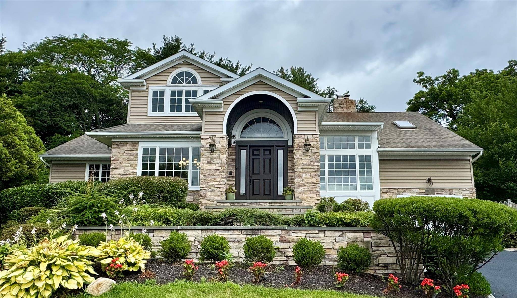 Jericho, NY 11753,10 Hazelwood CT