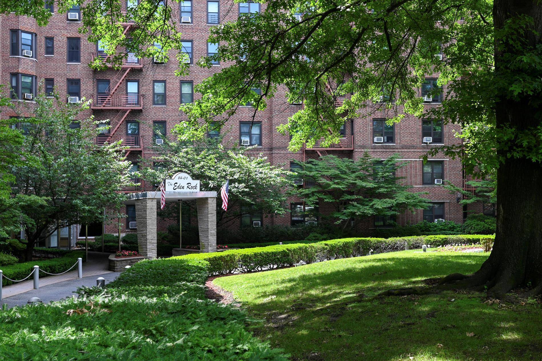 Briarwood, NY 11435,84-01 Main St #410