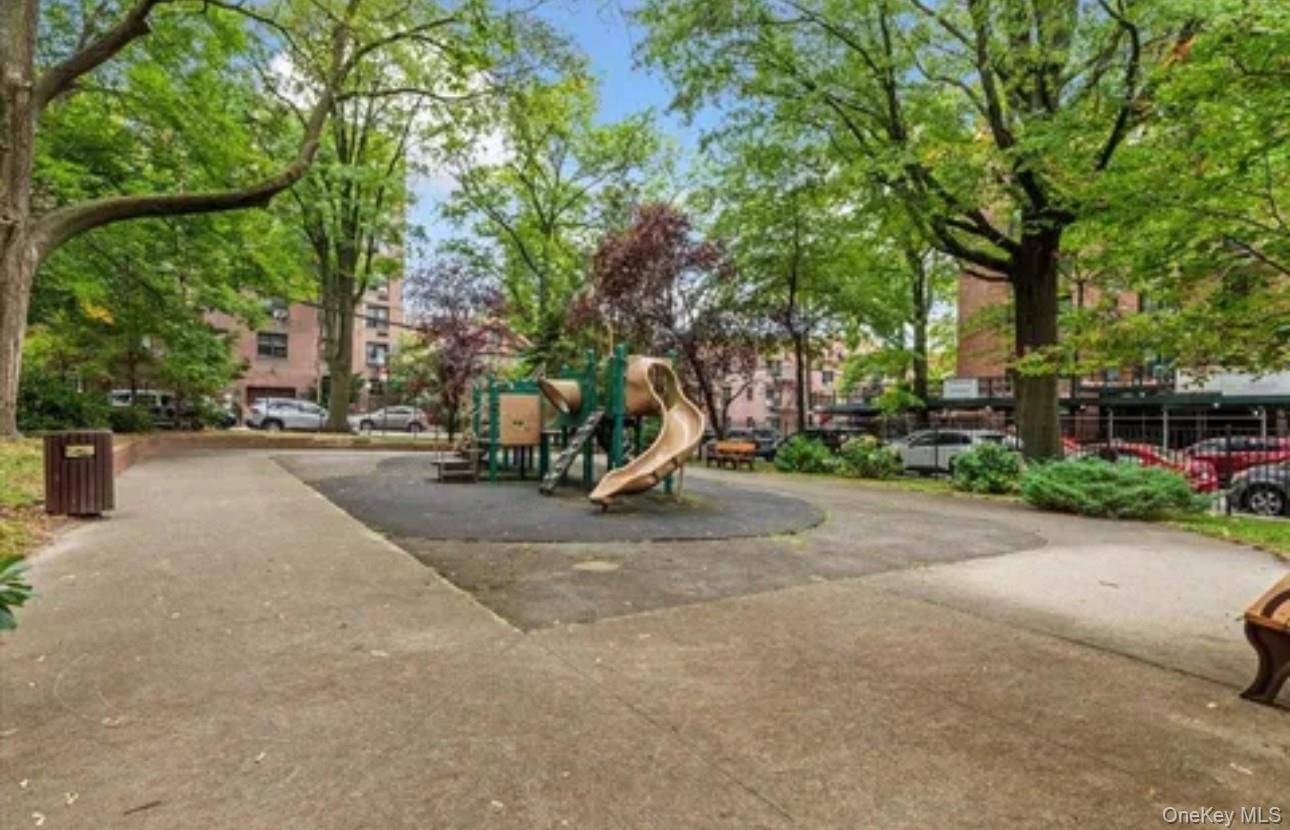 Briarwood, NY 11435,14018 Burden CRES #410