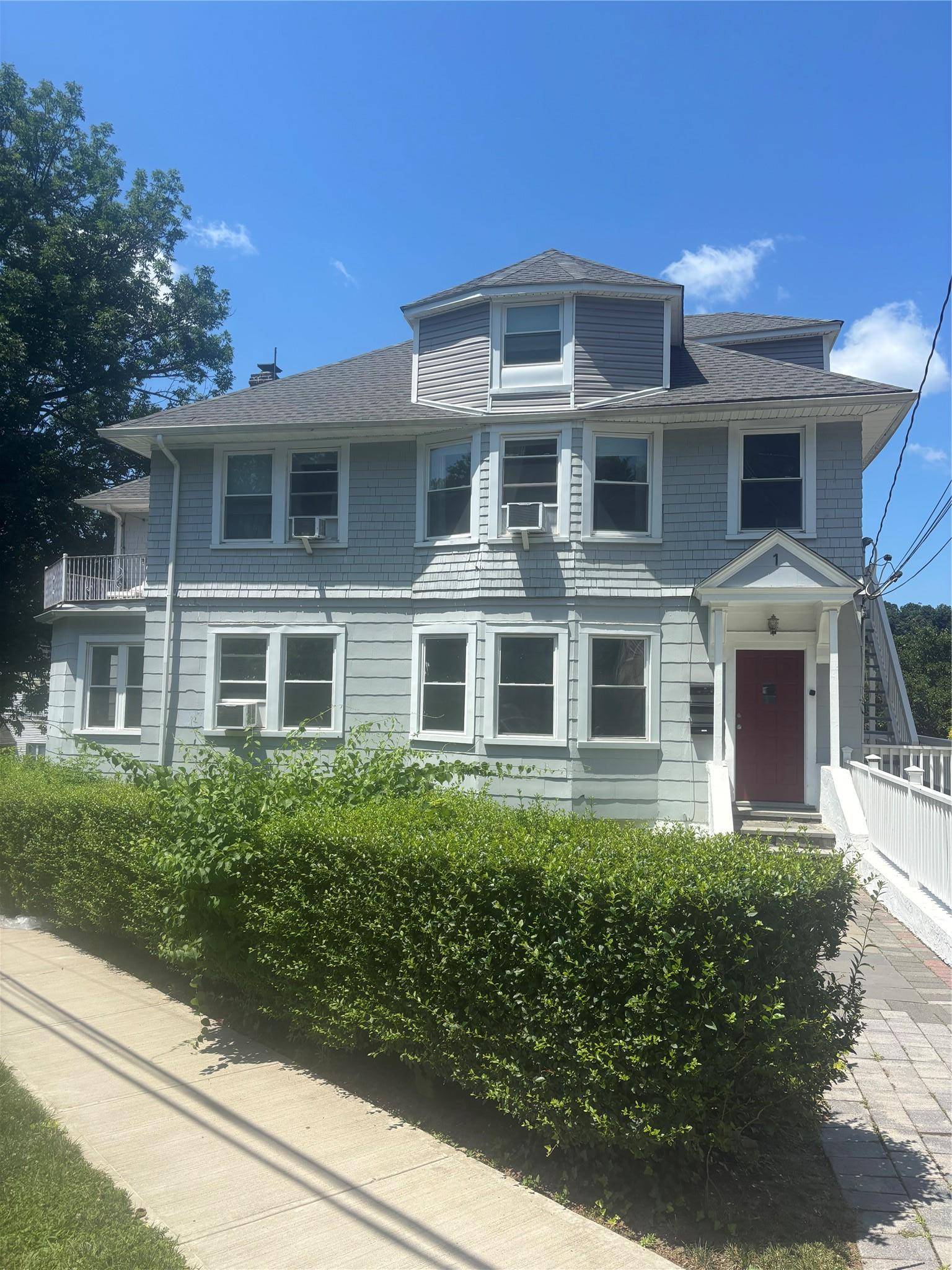Yonkers, NY 10705,174 Sedgwick AVE #1