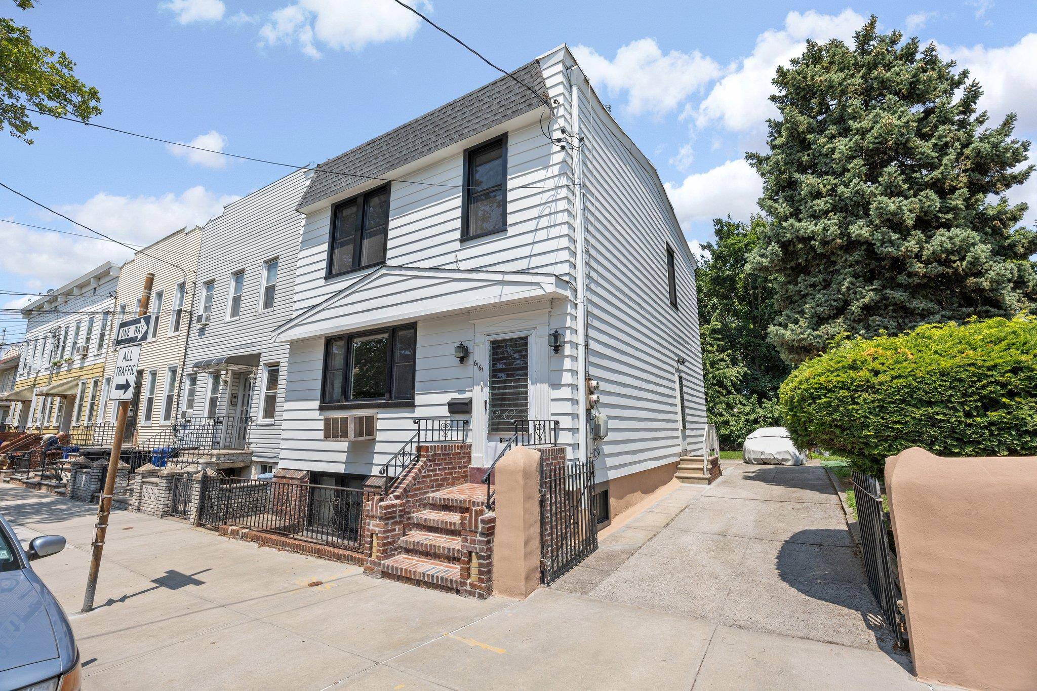 Middle Village, NY 11379,6161 62nd AVE