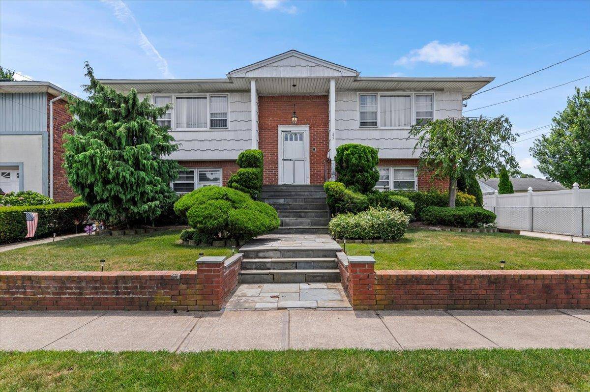 Lawrence, NY 11559,227 Randall AVE