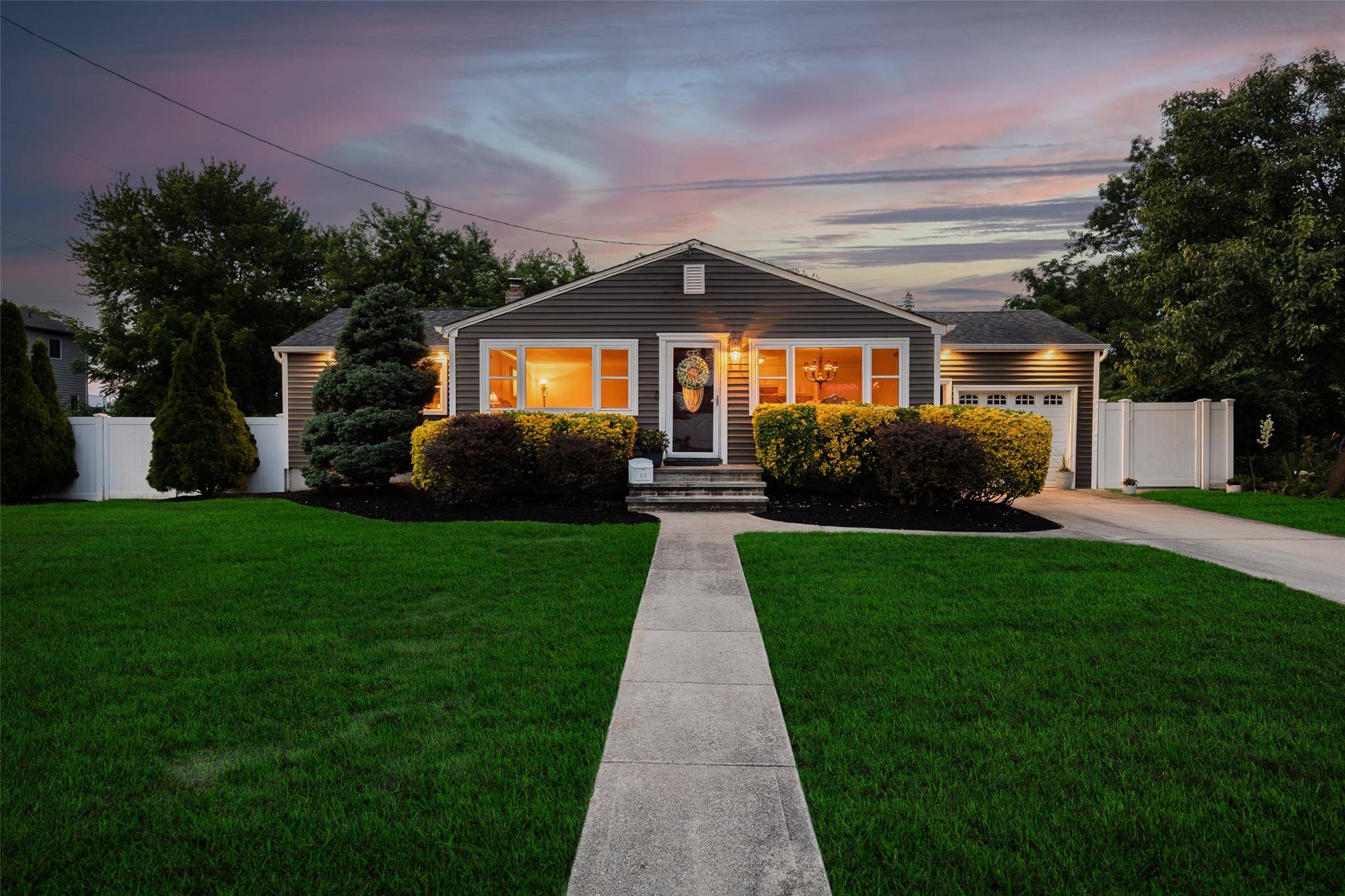 Lindenhurst, NY 11757,414 Pecan ST