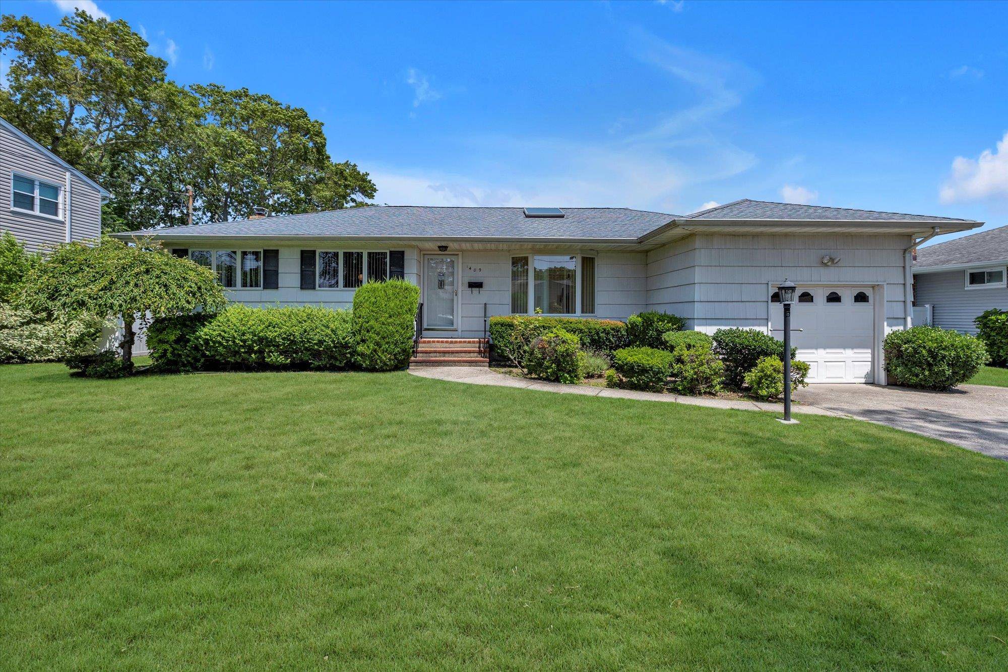 West Islip, NY 11795,1409 Jefferson AVE