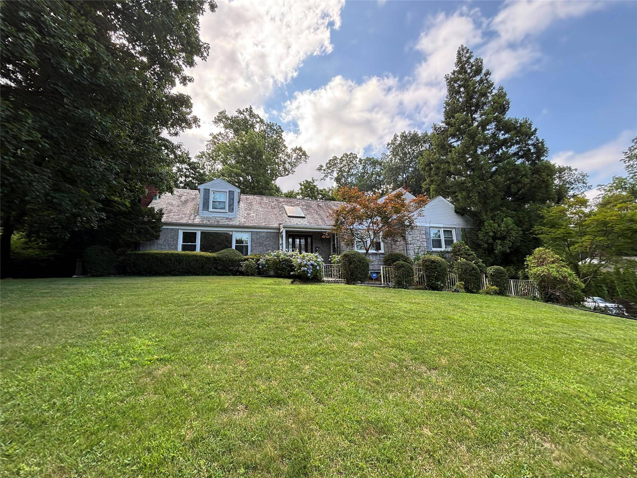 Great Neck, NY 11021,13 Laurel DR