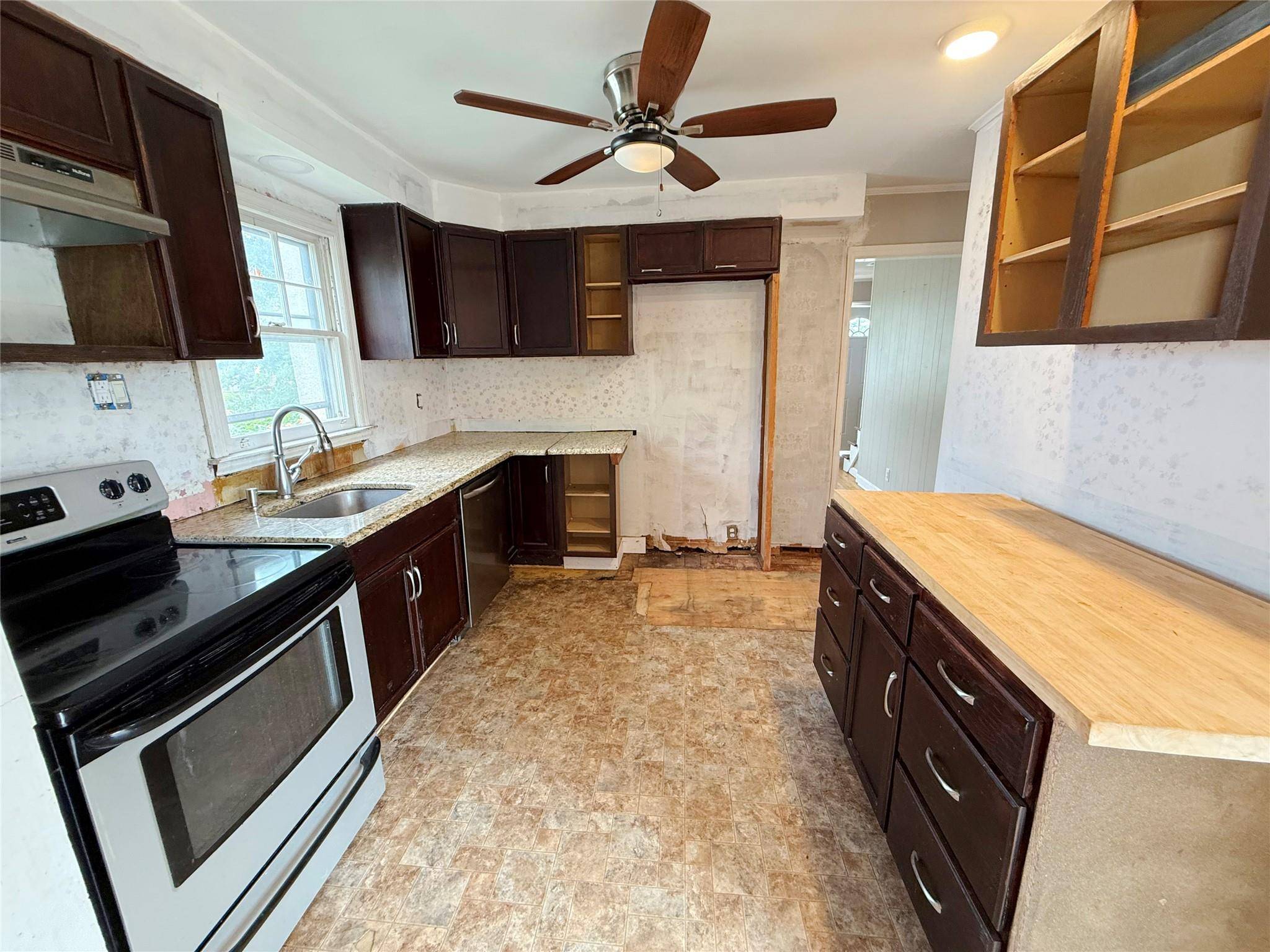 Lindenhurst, NY 11757,449 N Indiana AVE