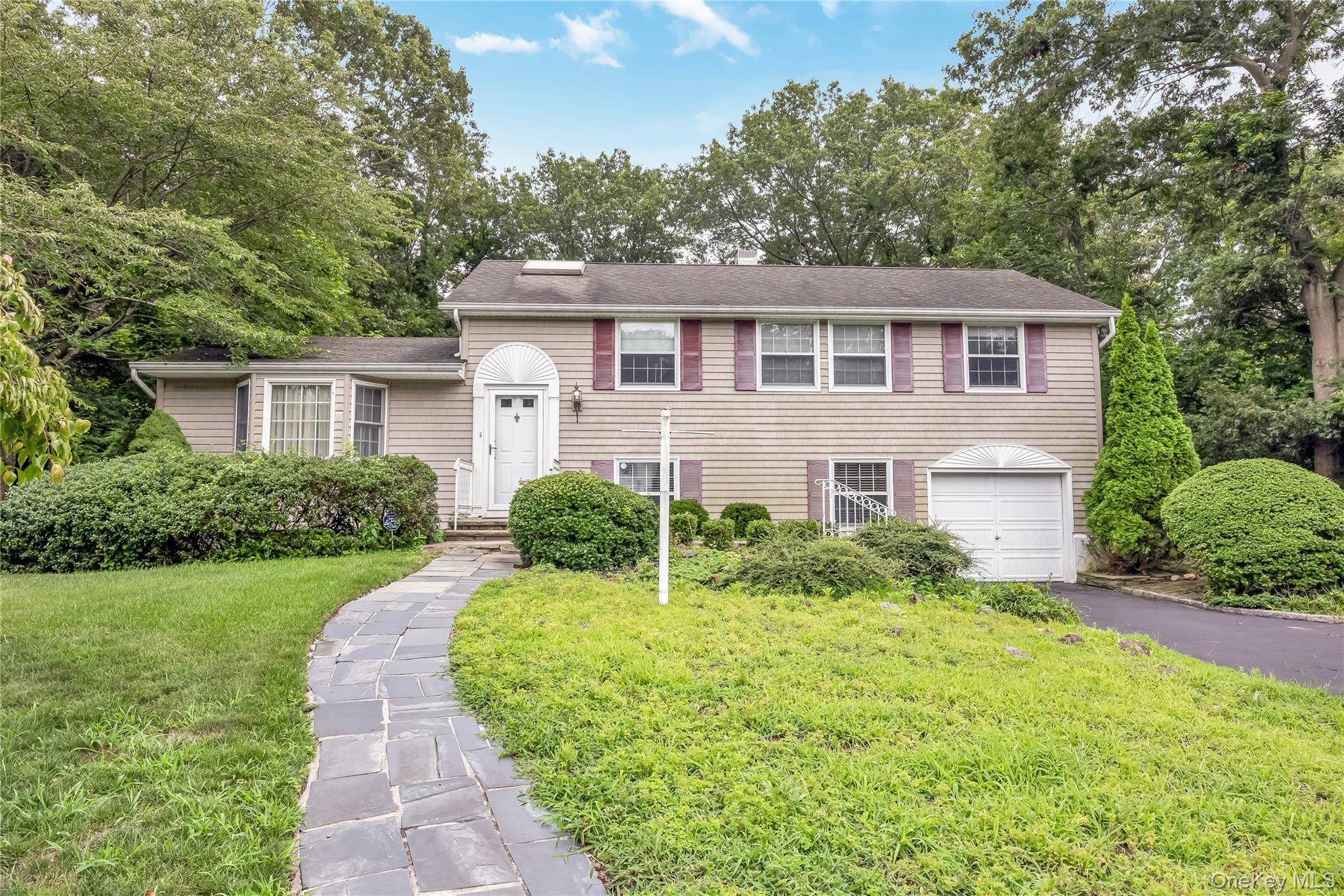 East Setauket, NY 11733,9 Branch LN