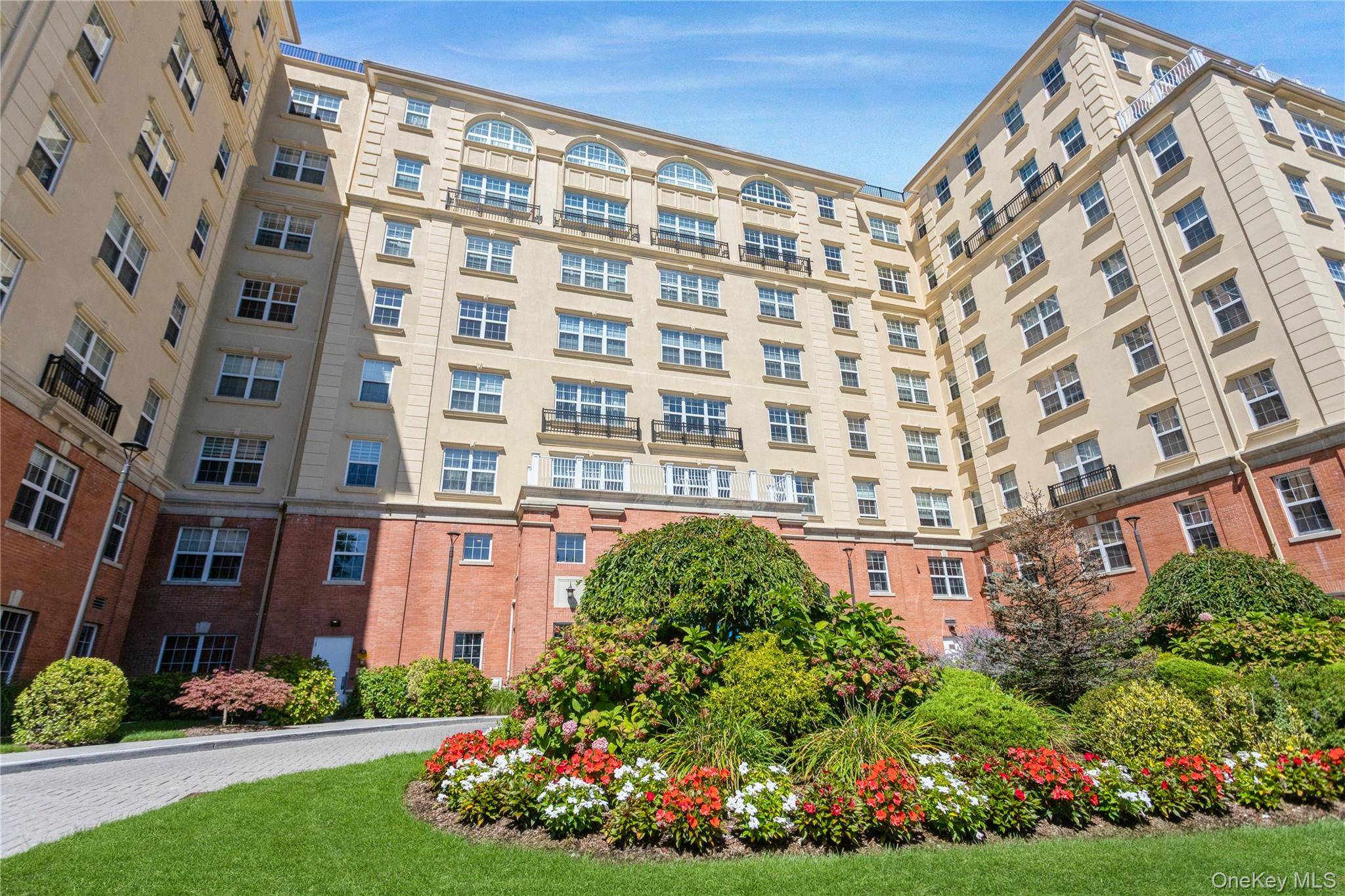 Larchmont, NY 10538,10 Byron PL #607