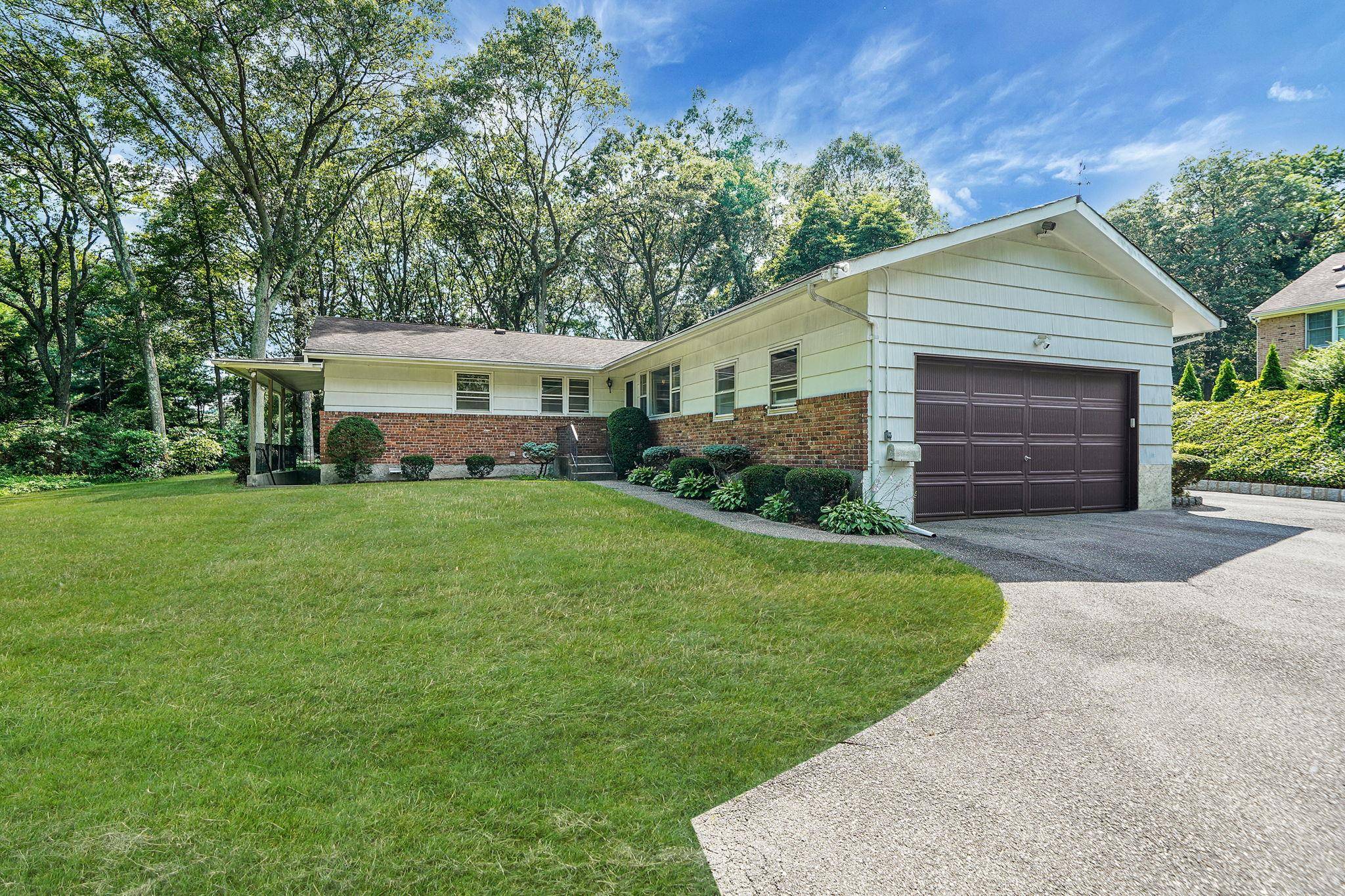 Dix Hills, NY 11746,203 Deer Park RD