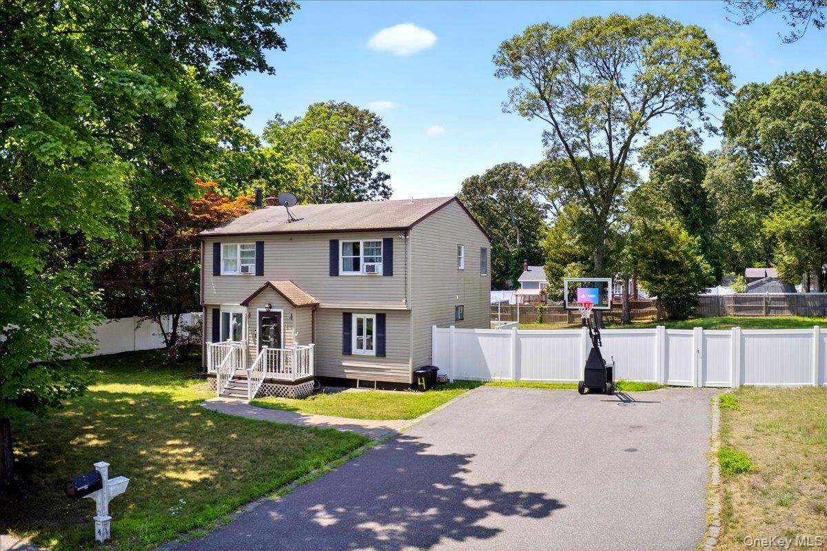 Coram, NY 11727,4 Myrtle LN