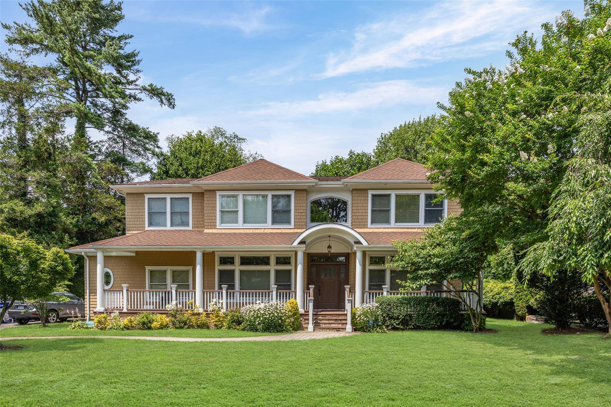 Roslyn Heights, NY 11577,53 Spring Hill RD