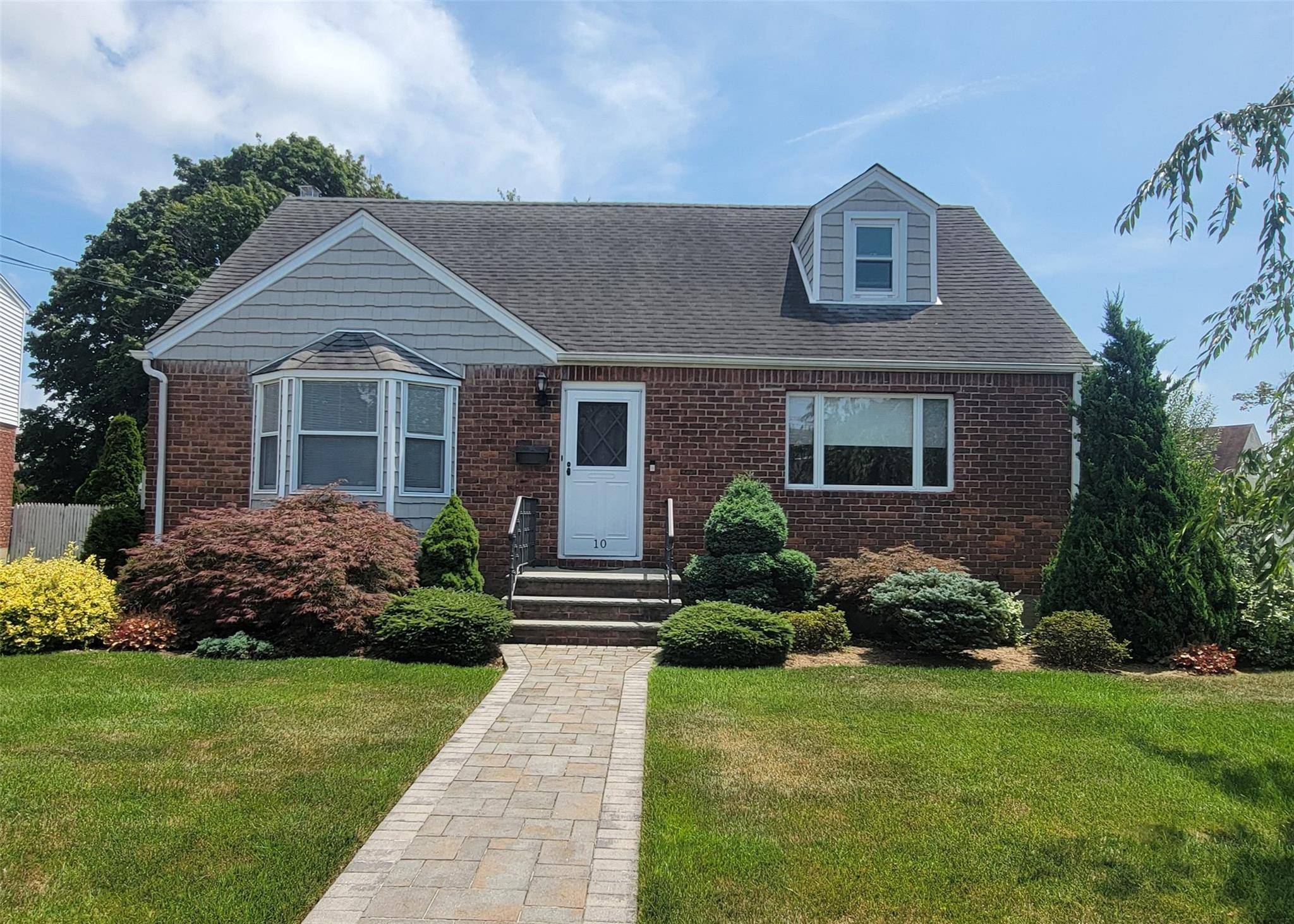 East Rockaway, NY 11518,10 Greenville CT