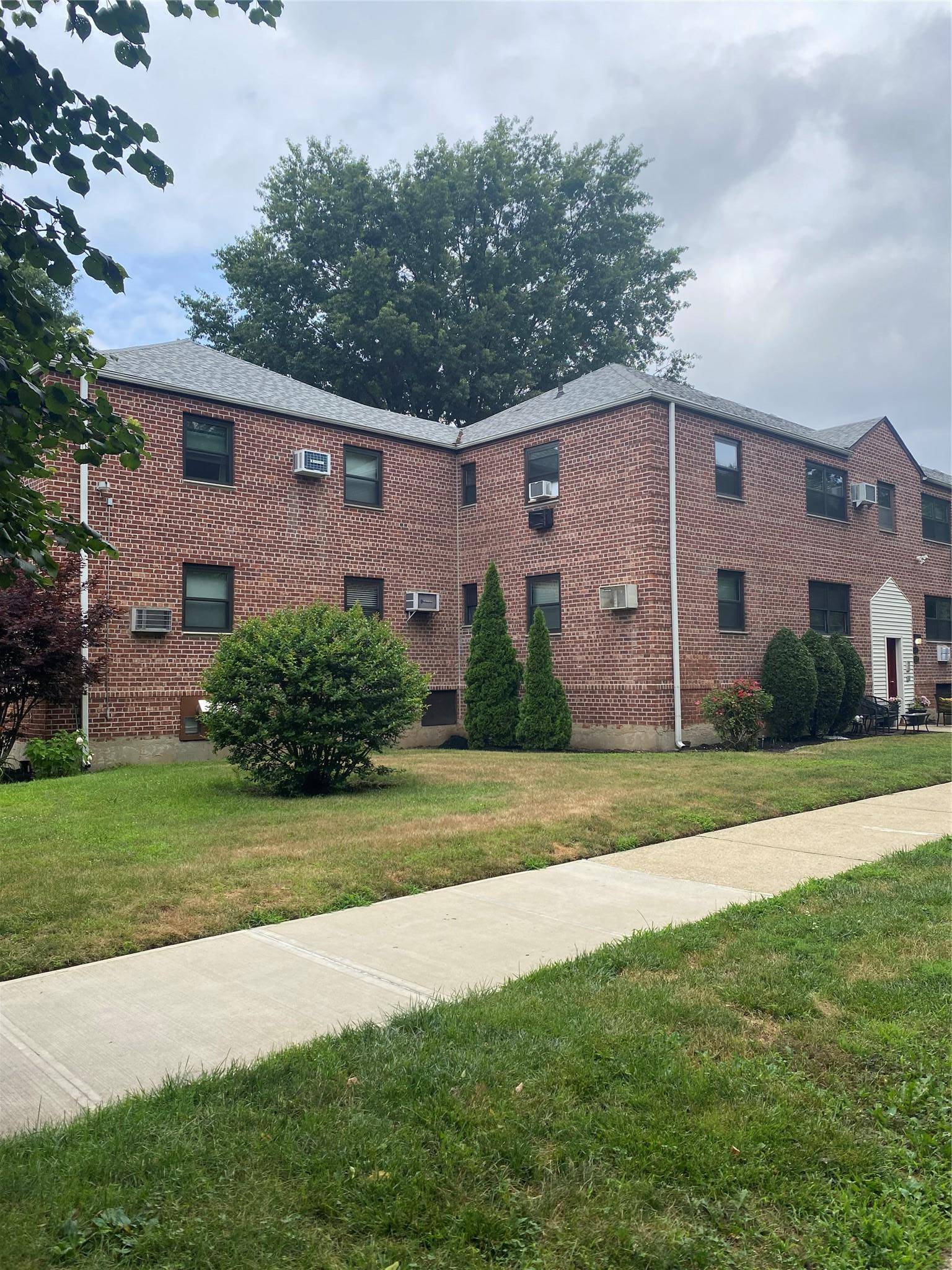 Howard Beach, NY 11414,8011 Shore Pkwy #287