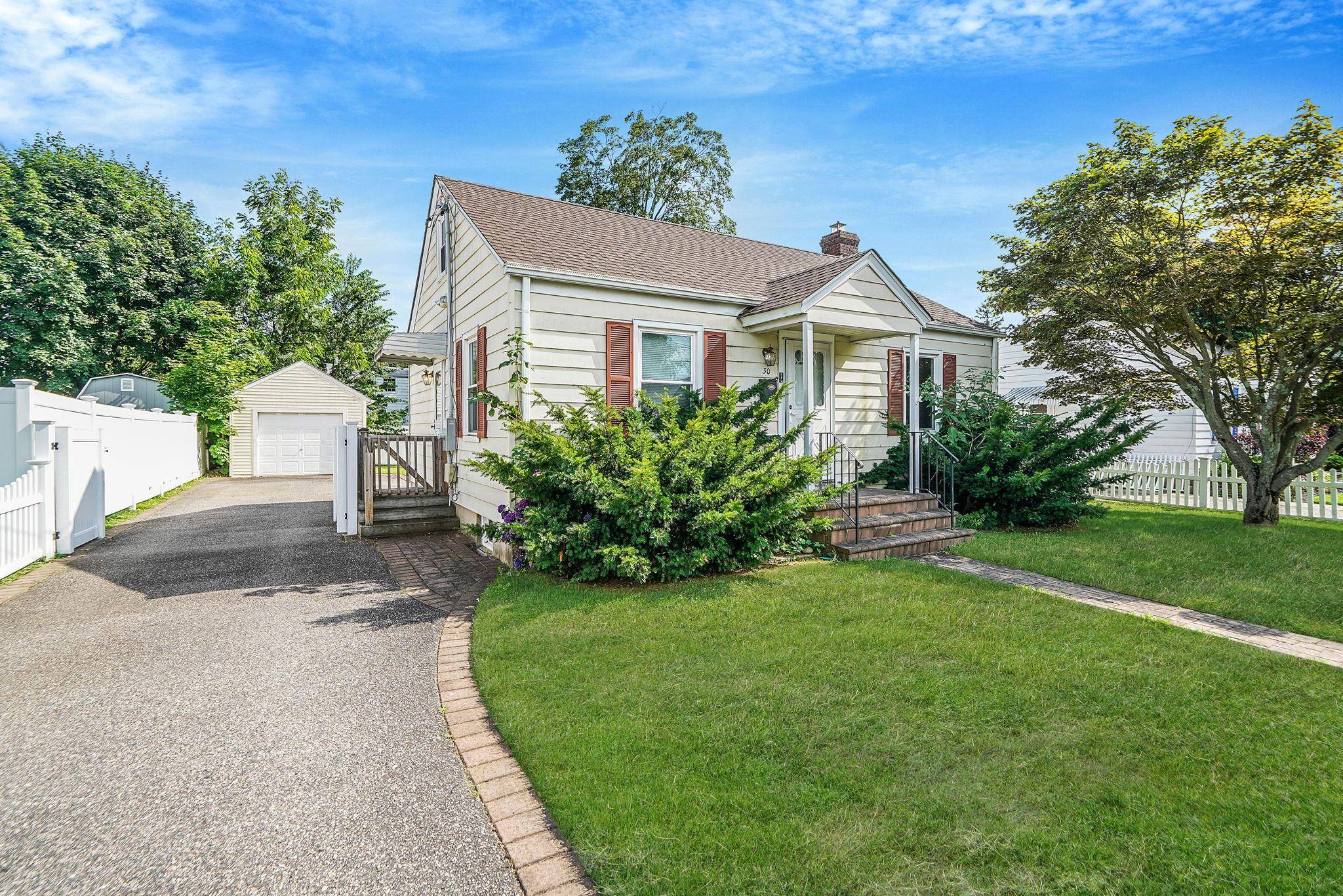 Huntington Station, NY 11746,30 Leyden ST