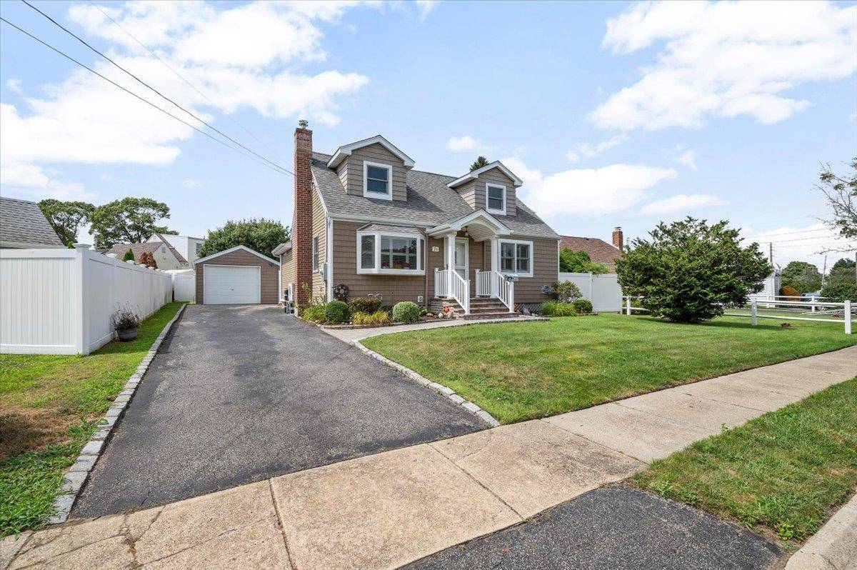 Farmingdale, NY 11735,21 N Crescent DR