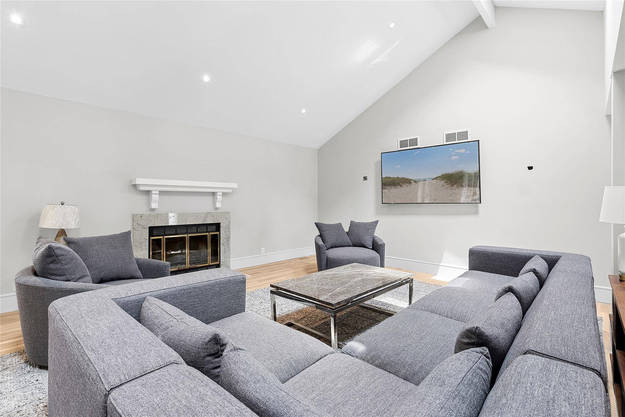 Southampton, NY 11968,2 Herrick LN