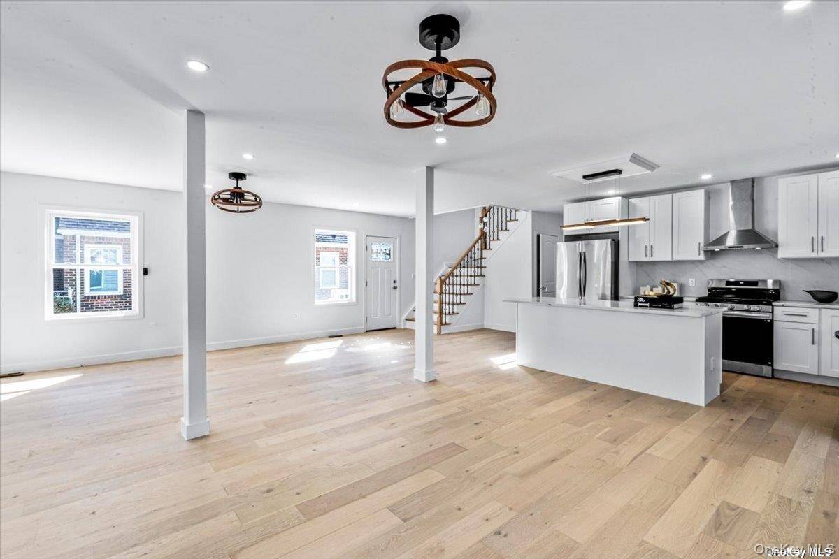 New Hyde Park, NY 11040,23 Flower LN