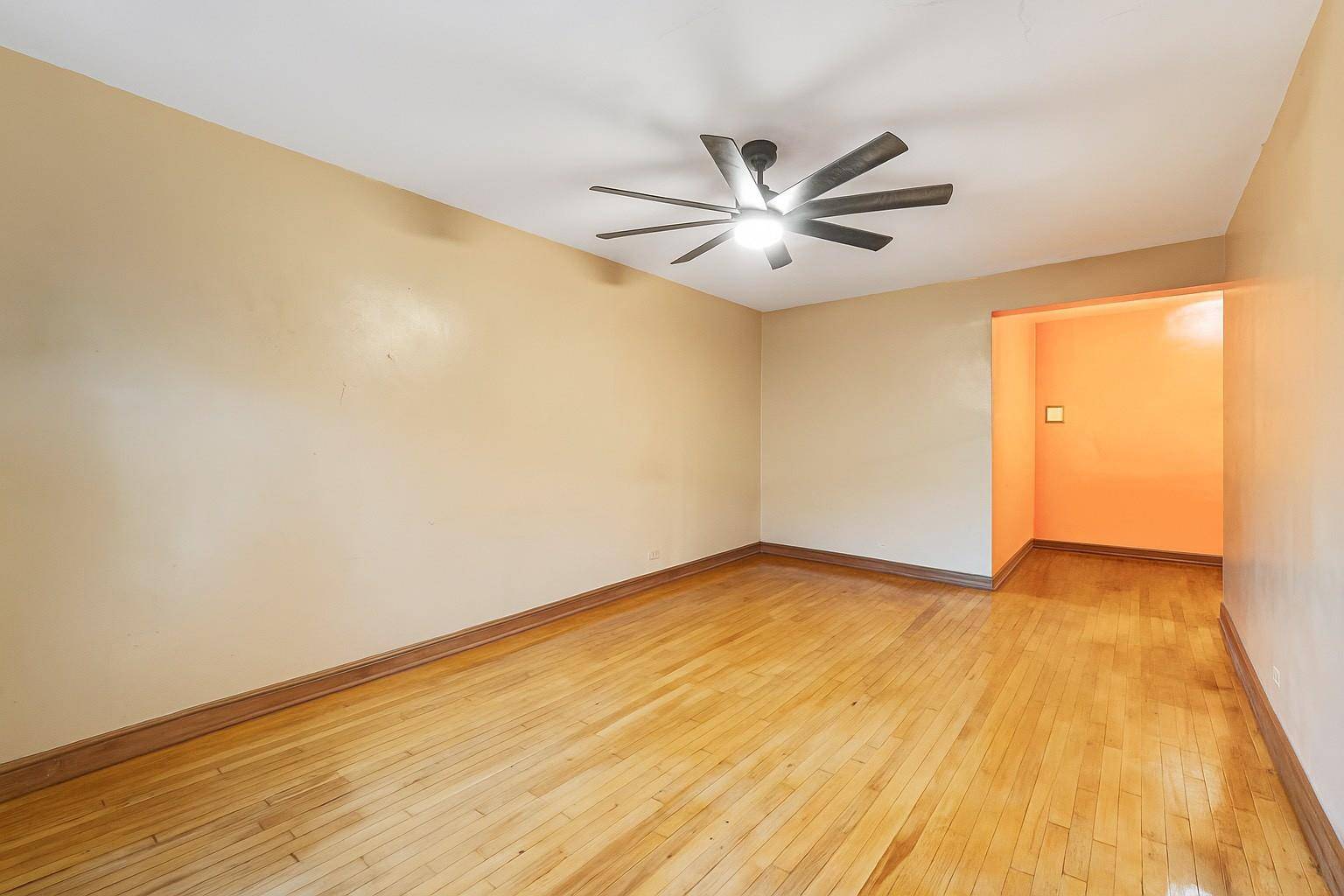 Jackson Heights, NY 11372,8709 34th AVE #4J
