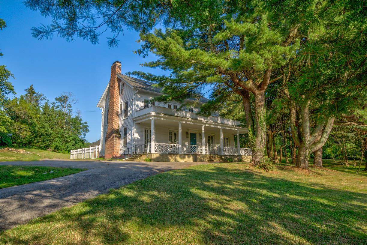 Roslyn Harbor, NY 11576,720 Motts Cove RD
