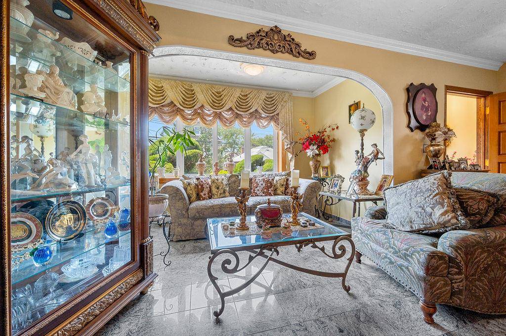 Flushing, NY 11354,3027 Murray LN