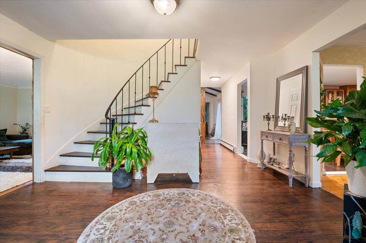Dix Hills, NY 11746,16 Norma LN
