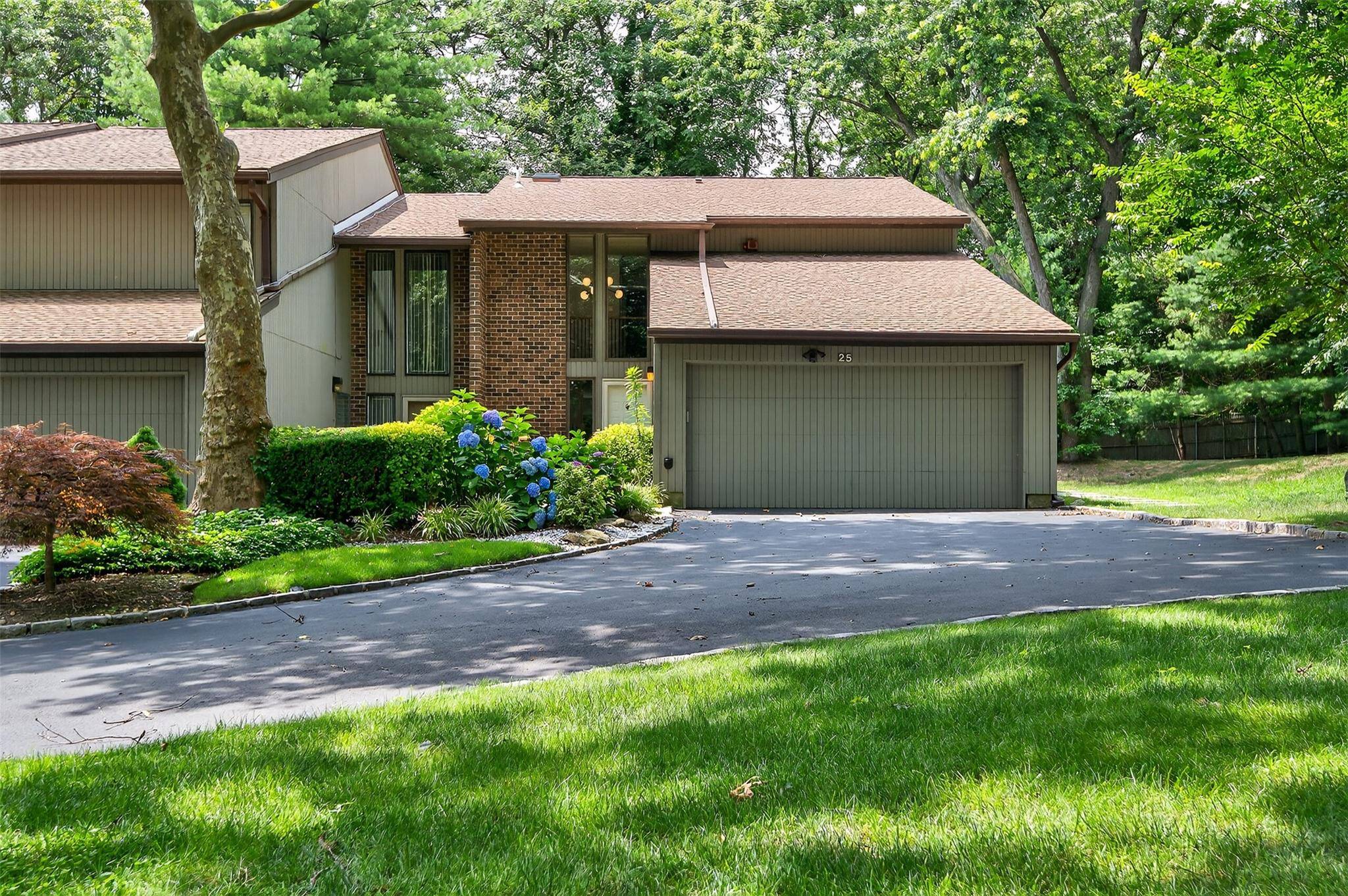 Jericho, NY 11753,25 Meadowood DR
