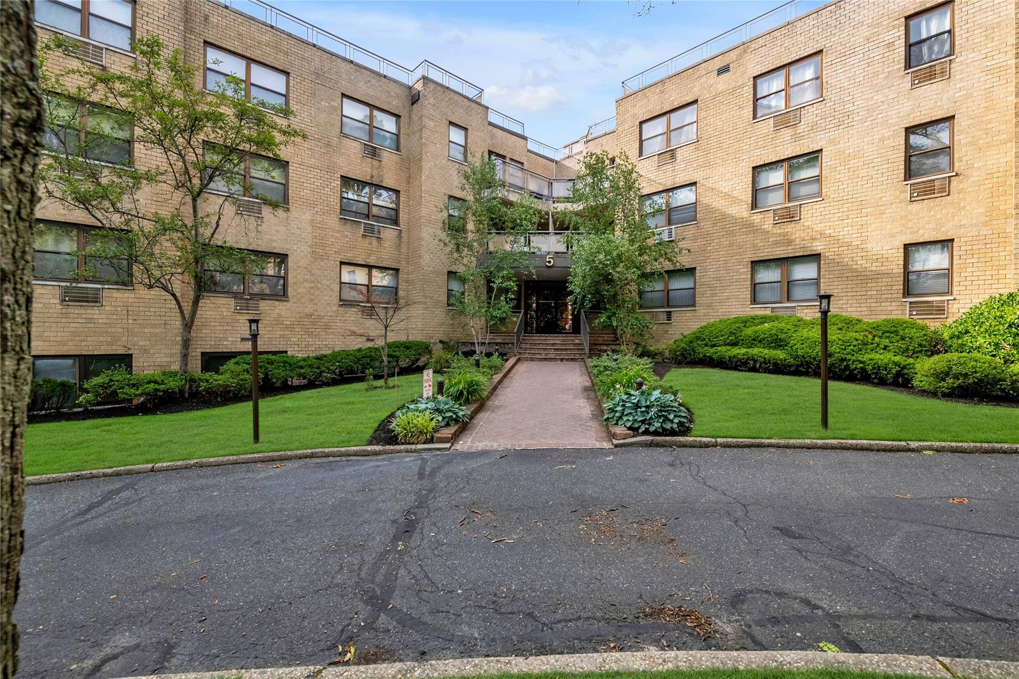 Great Neck, NY 11021,5 Schenck AVE #1R