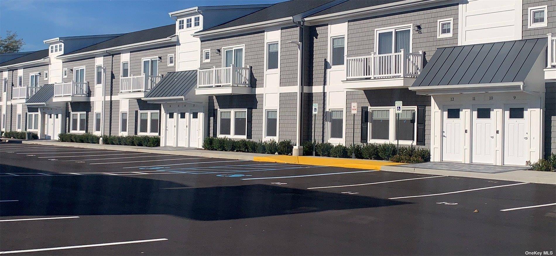 Lindenhurst, NY 11757,515 Jackson AVE #22