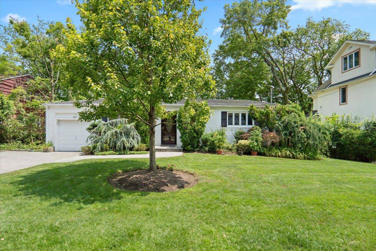 Great Neck, NY 11023,9 Devonshire LN