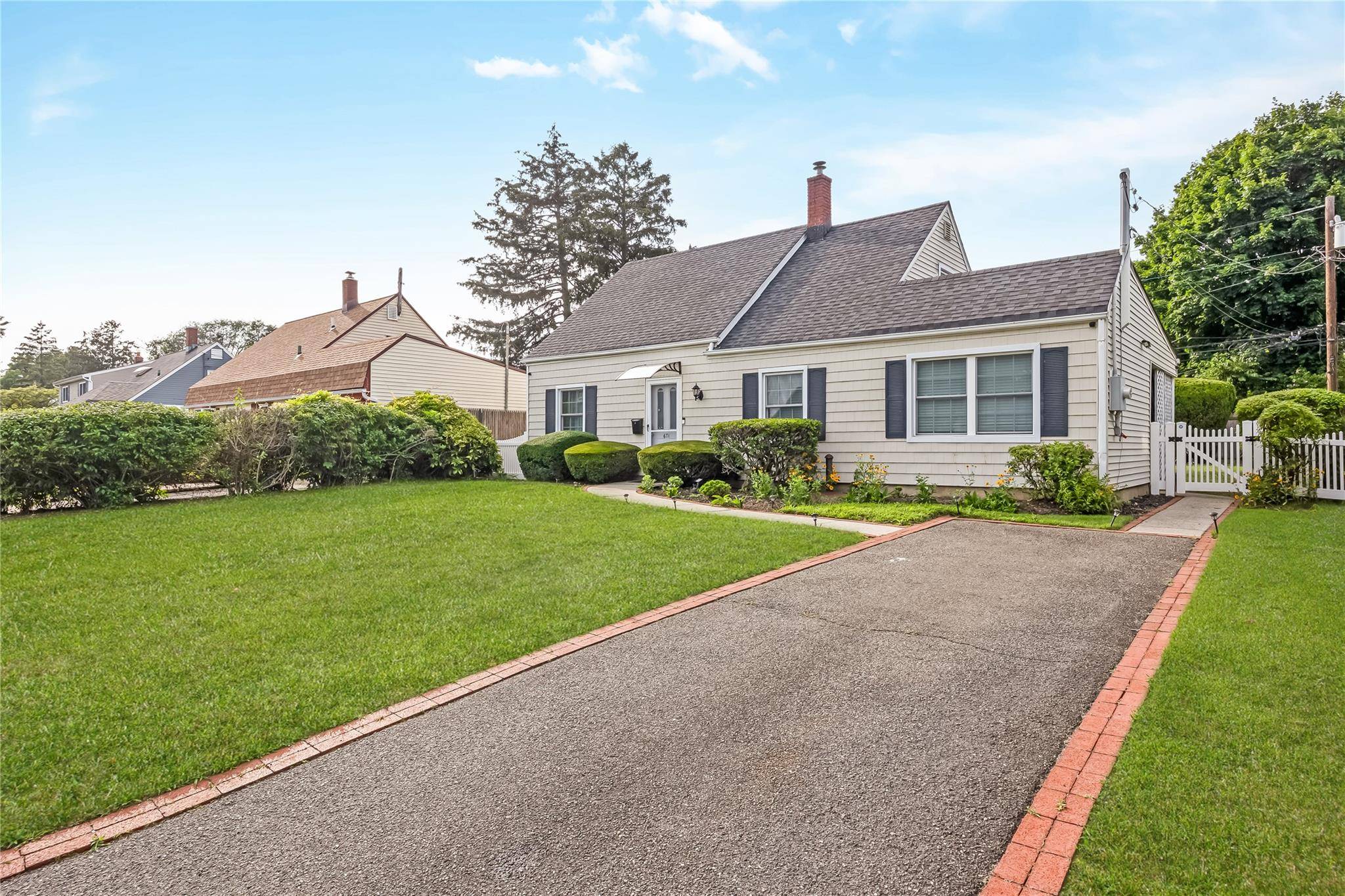 Westbury, NY 11590,671 Whittier ST