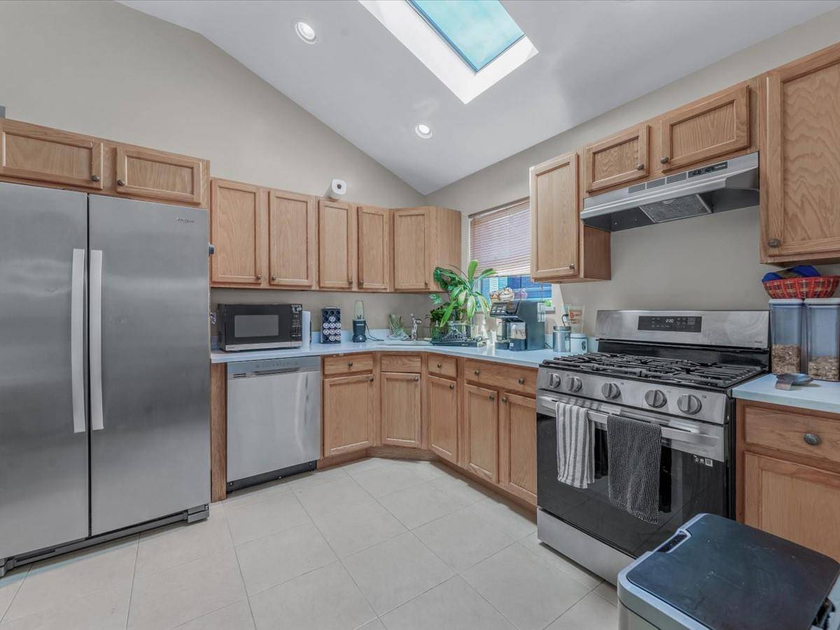 Roosevelt, NY 11575,39 Mirin AVE