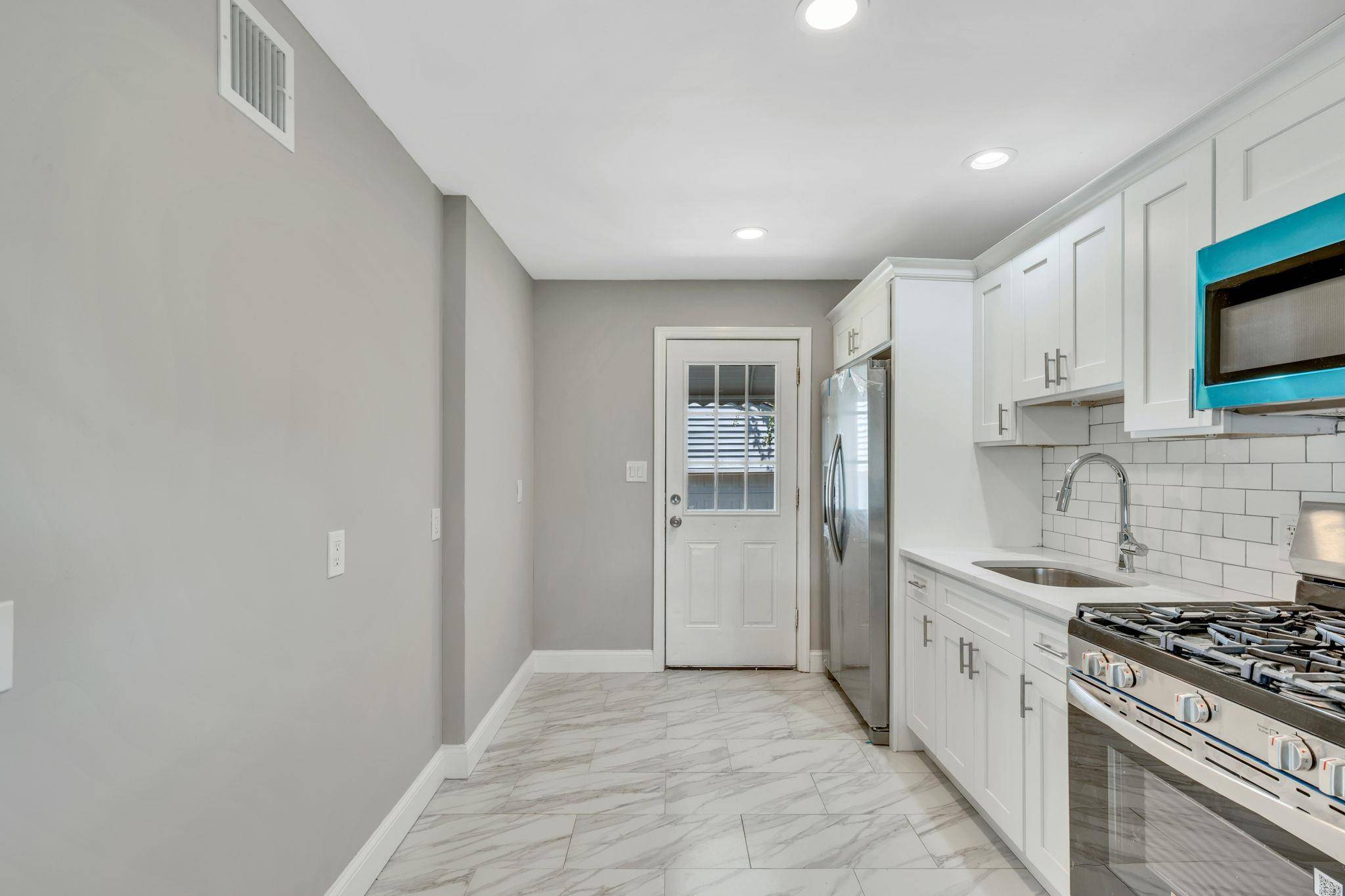 Lindenhurst, NY 11757,18 Schley AVE