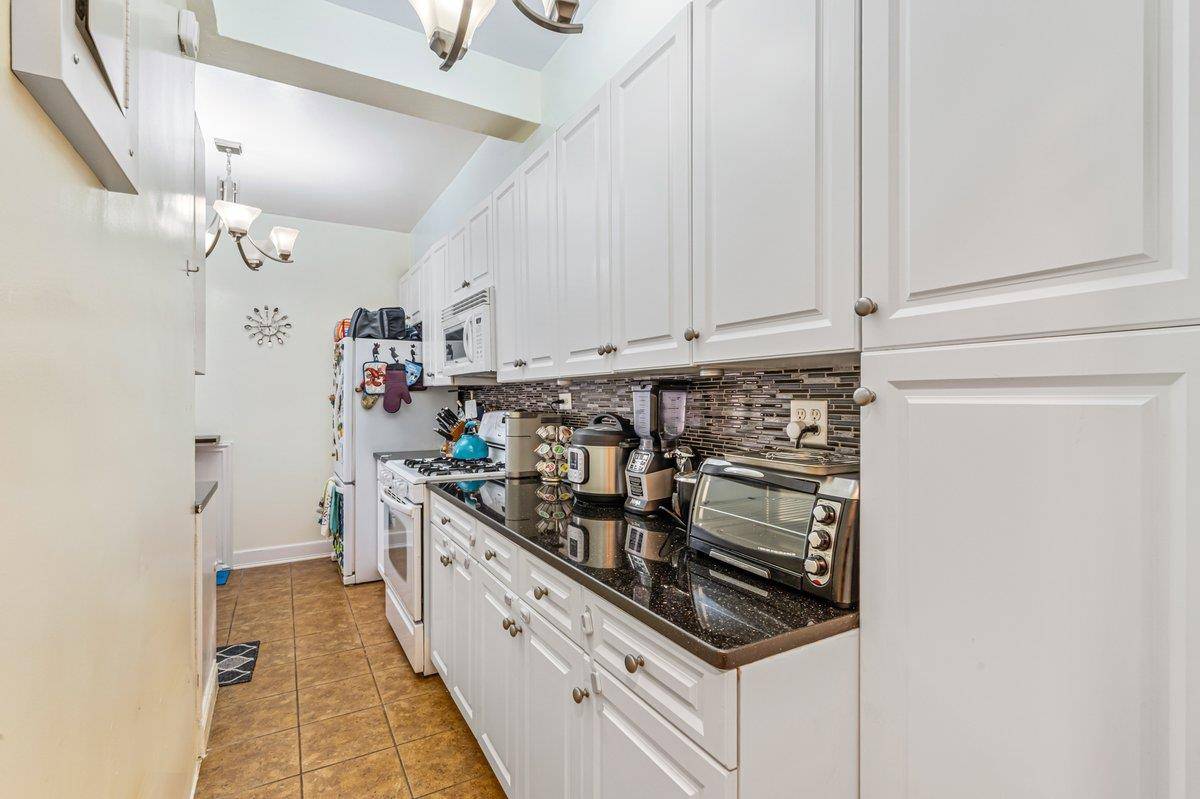 Forest Hills, NY 11375,69-10 108th ST #6D