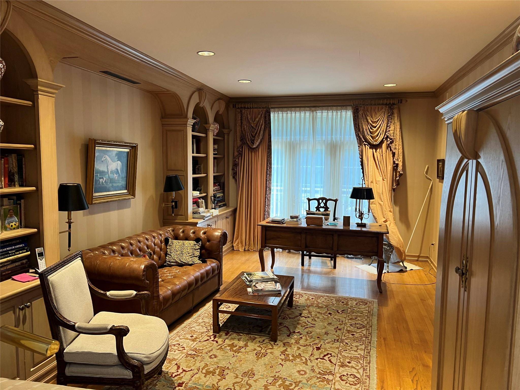 Roslyn, NY 11576,489 Links DR