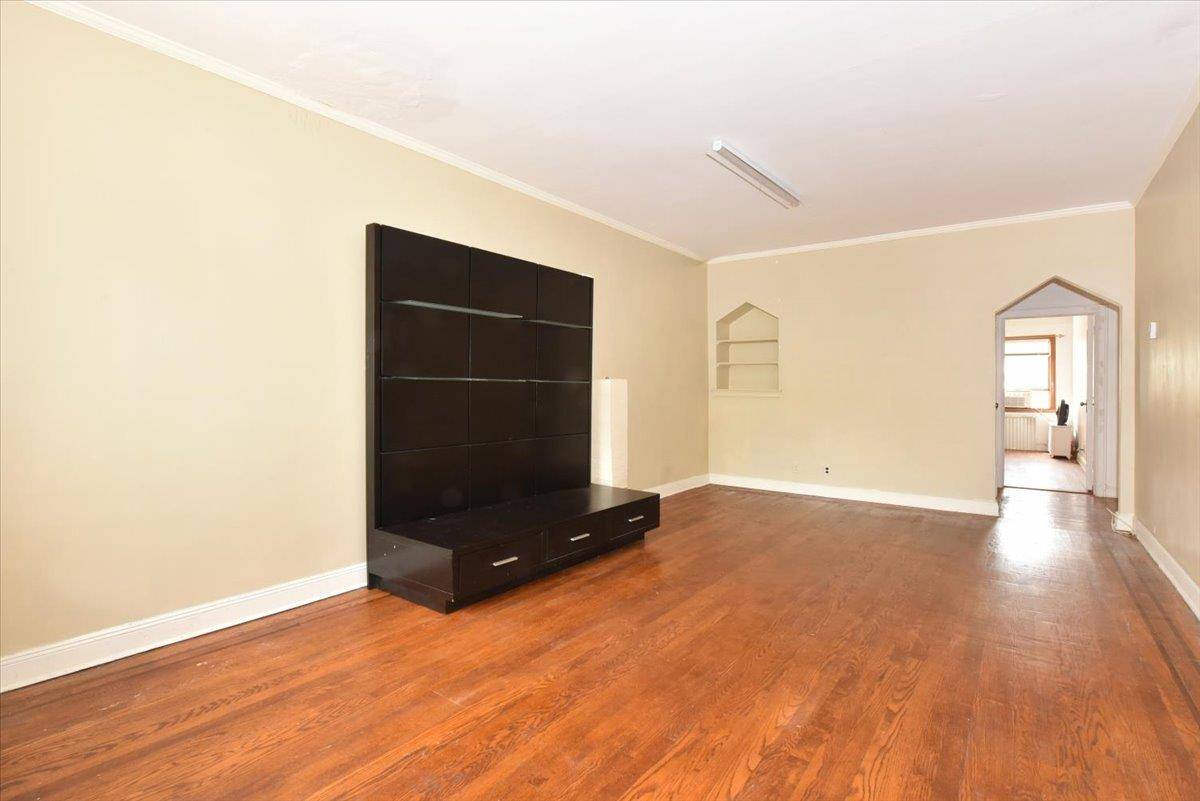 Rego Park, NY 11374,85-76 66th RD