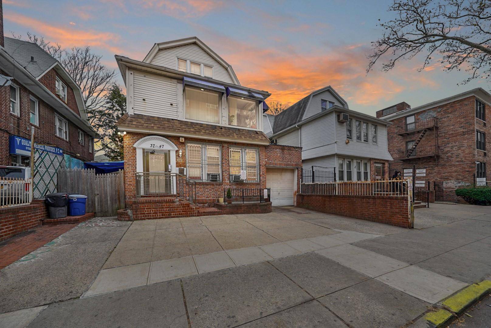 Jackson Heights, NY 11372,3747 76th ST