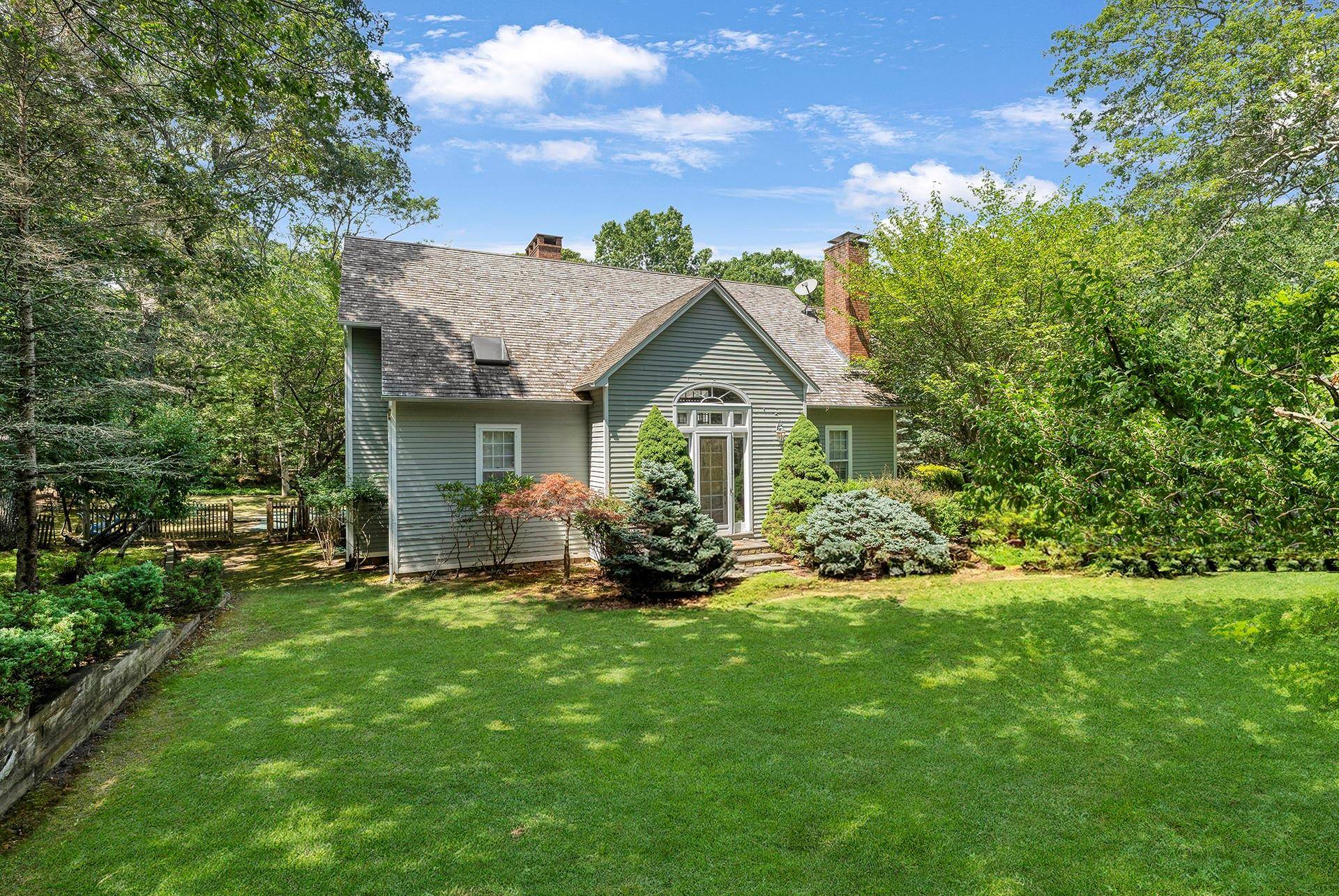East Hampton, NY 11937,2 Old Hollow LN