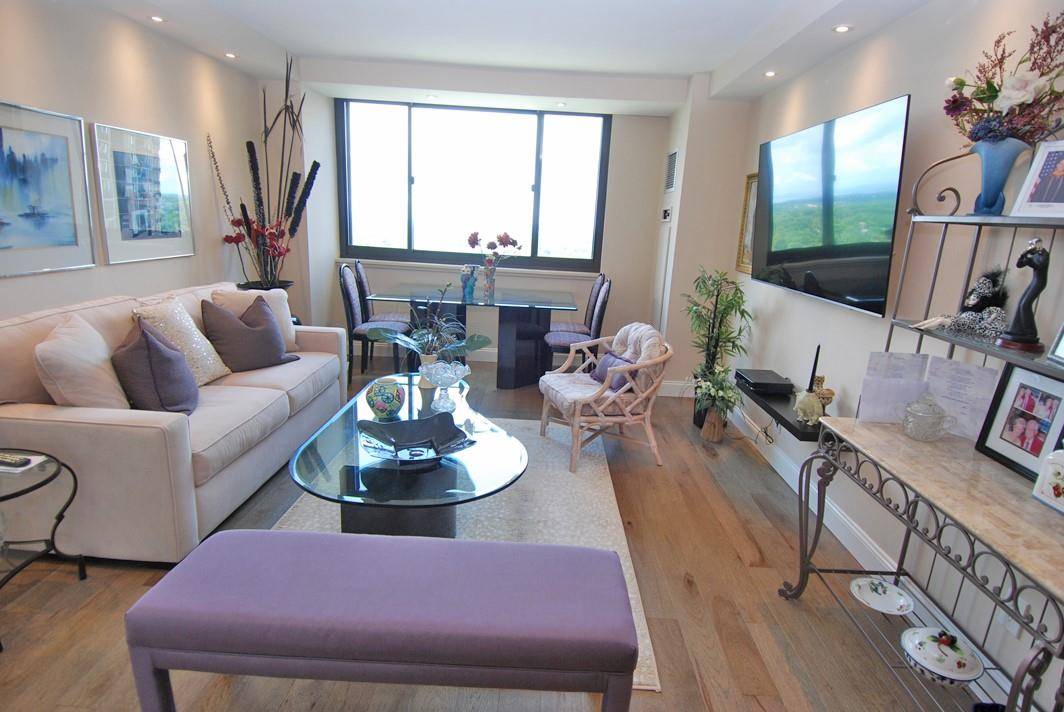 Floral Park, NY 11005,27010 Grand Central Pkwy #27F