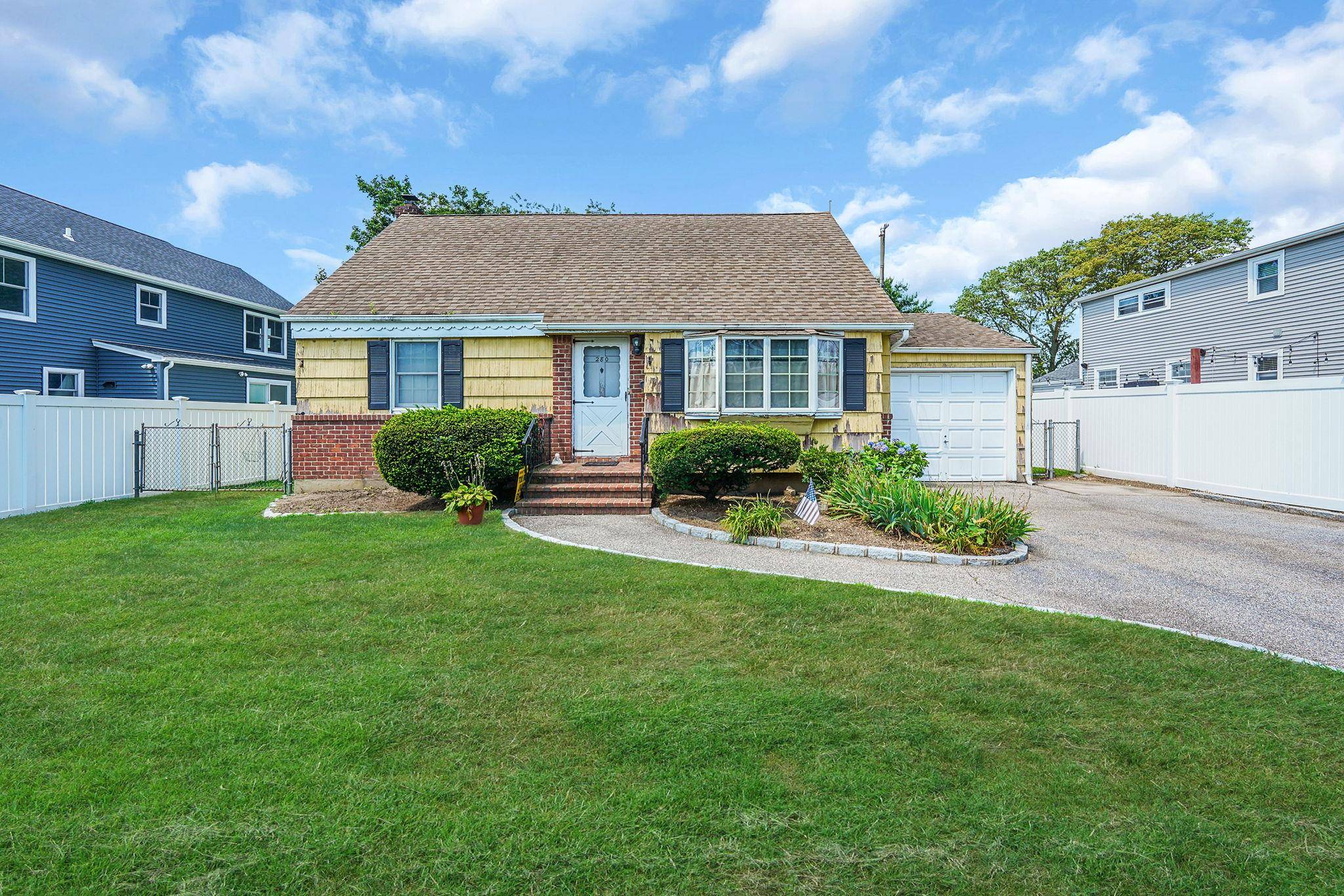 Massapequa Park, NY 11762,280 Carol DR