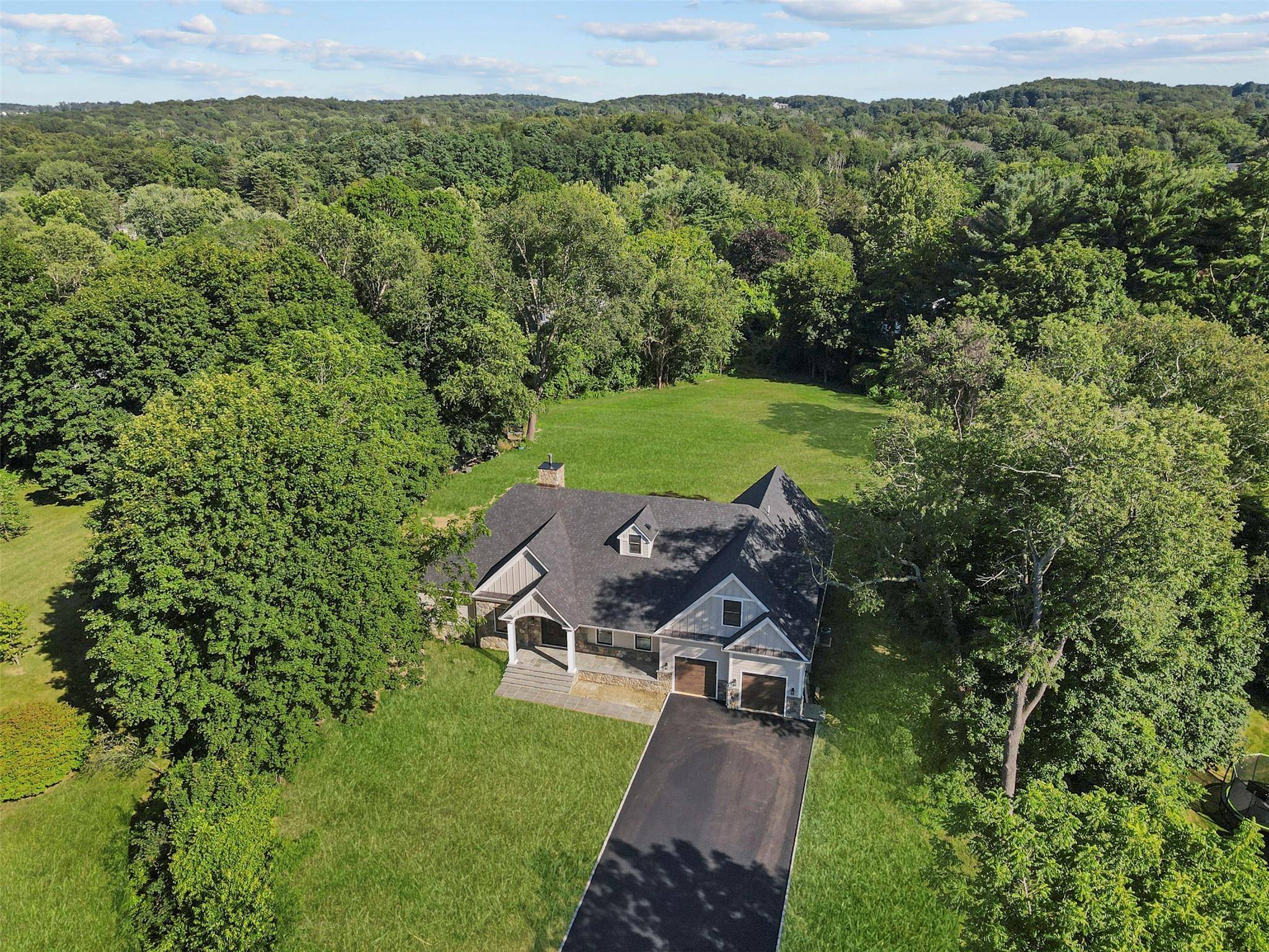 Mount Kisco, NY 10549,4 Circle DR