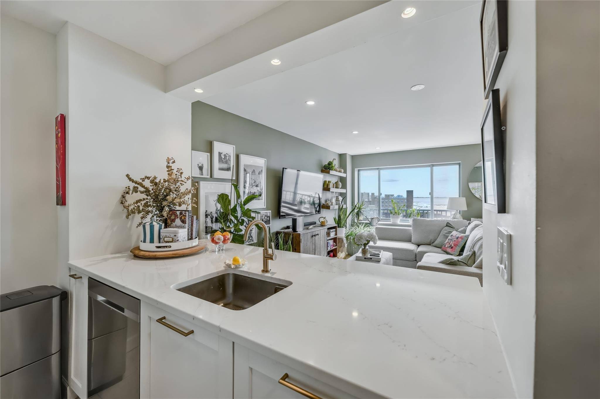 Rockaway Park, NY 11694,136 Beach 117th ST #UPH6/806/8F