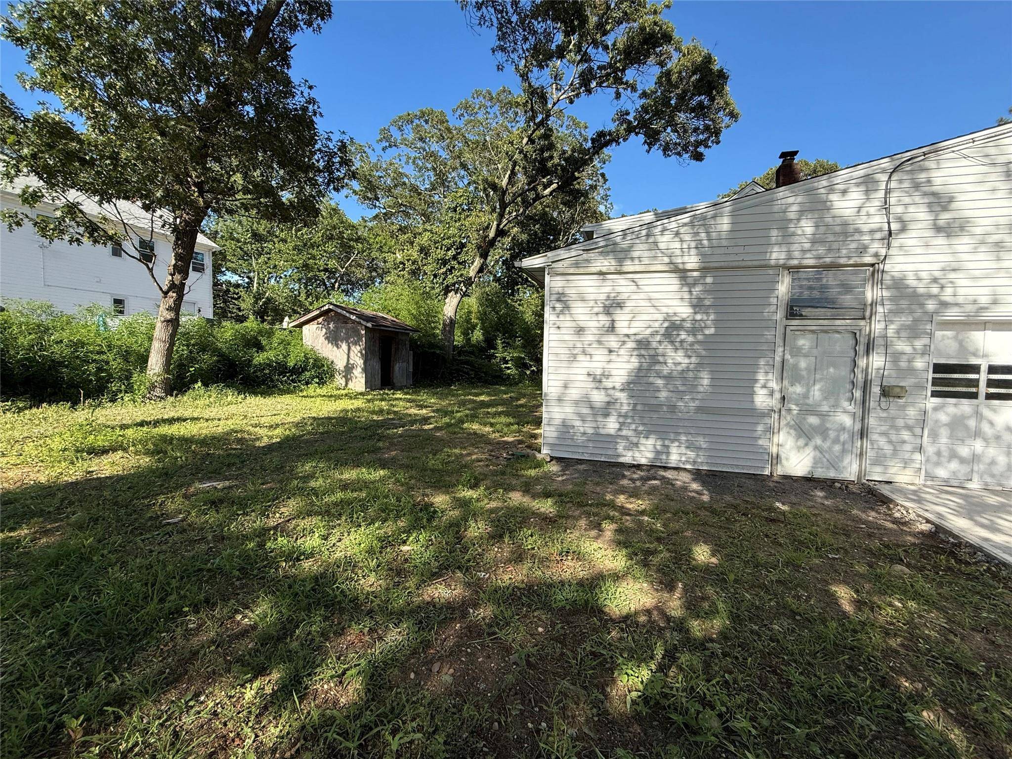 Medford, NY 11763,83 Smith LN