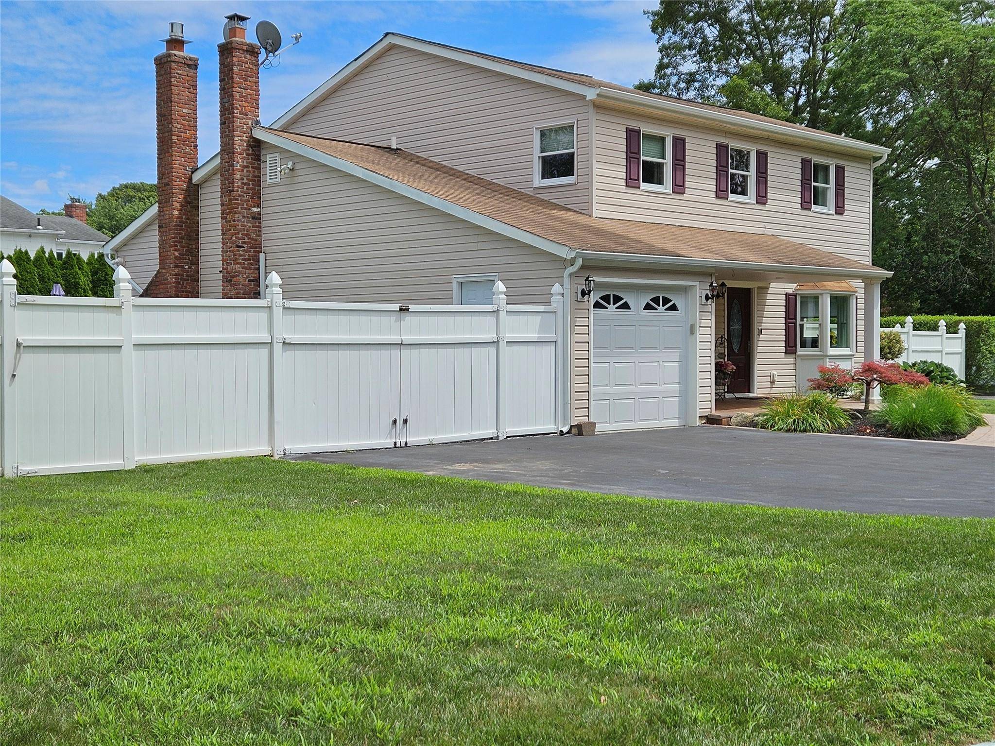 Medford, NY 11763,23 Saratoga AVE
