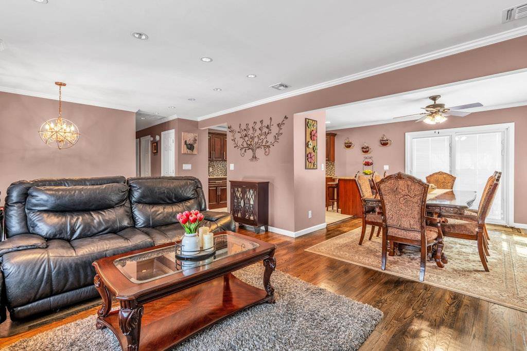 Lindenhurst, NY 11757,220 33rd ST